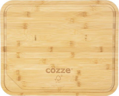 Das Cozze XL Bambus Schneidebrett von Cozze zeichnet sich durch abgerundete Ecken, eine Kantenrille, ein geätztes "Cozze"-Branding mit einem Zertifizierungslogo in der unteren Mitte und eine natürliche Holzmaserung aus.