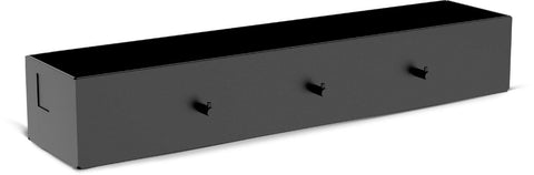 Das Cozze Universalregal - schwarz von Cozze ist eine rechteckige schwarze Metallbox mit drei Haken an der Vorderseite, die sich durch ihr minimalistisches Design auszeichnet - perfekt für zusätzliche Aufbewahrung in Ihrer Außenküche.