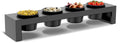 Die Cozze Toppingstation - schwarz von Cozze ist ein eleganter, schwarzer, rechteckiger Ständer mit kompaktem Design, der vier Schalen für Pizzabeläge wie grüne Oliven, Champignons, Zwiebeln und Kirschtomaten fasst - perfekt für eine stilvolle Belagstation.