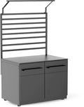 Das Cozze Elements LED-Rack für Outdoor-Küchenmodul [90 cm] ist ein moderner grauer Aufbewahrungsschrank mit zwei Schubladen, zwei Türen und einer Rückwand mit Lattenrost - perfekt für die organisierte Aufbewahrung im Freien oder als Arbeitsbereich.