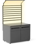 Das Cozze Elements LED-Rack für Outdoor-Küchenmodul [90 cm] von Cozze ist ein moderner, grauer, freistehender Schrank mit LED-Beleuchtung, zwei Schubladen, zwei unteren Türen und einer offenen Rückwand mit Lamellen - minimalistisch und ideal für die Organisation Ihrer Outdoor-Küche.