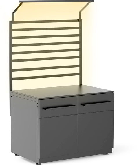 Das Cozze Elements LED-Rack für Outdoor-Küchenmodul [90 cm] von Cozze ist ein moderner, grauer, freistehender Schrank mit LED-Beleuchtung, zwei Schubladen, zwei unteren Türen und einer offenen Rückwand mit Lamellen - minimalistisch und ideal für die Organisation Ihrer Outdoor-Küche.