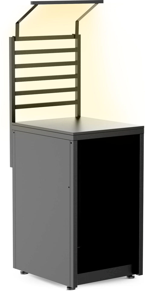Das Cozze Elements LED-Rack für Outdoor-Küchen Kühlschrankmodul [52 cm] ist ein moderner, schwarzer Metall-Arbeitsplatz mit einem geschlossenen Unterschrank, einer vertikalen Rückwand mit horizontalen Stäben, einem LED-Rack über dem Kopf und dem eleganten Cozze-Design.