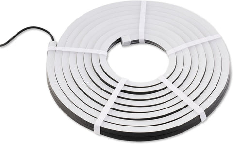 Der Cozze LED-Lichtstreifen für Elements Outdoor-Küchen [5m] ist ein flexibler Streifen mit schwarzen Kanten, weißer Oberfläche und drei weißen Bändern, ideal für Outdoor-Küchen - inklusive schwarzem Stromkabel. Marke: Cozze.