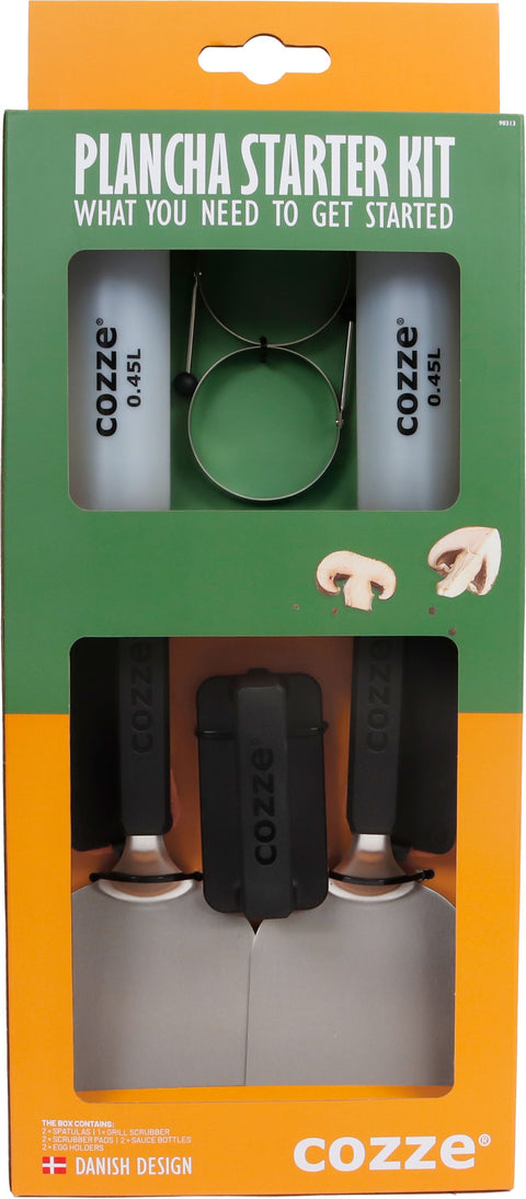Das Cozze Plancha-Starterset von Cozze enthält zwei Quetschflaschen, einen Spatel und einen Schaber in einer farbenfrohen Verpackung mit der Aufschrift "What you need to get started" - ideales dänisches Design-Grillzubehör für das Plancha-Grillen.