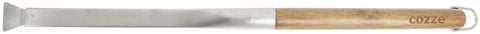 Die Cozze Stahlbürste [60 cm] von Cozze verfügt über eine breite Klinge aus rostfreiem Stahl und einen langen Holzgriff mit der Gravur "COZZE" für eine mühelose Reinigung Ihres Pizzasteins.