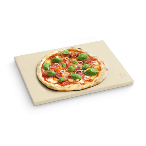 Eine frisch gebackene Pizza mit Peperoni, roten Zwiebeln und Basilikum liegt auf dem Burnhard Pizzastein [45 x 35 x 1,5 cm] von Burnhard vor einem weißen Hintergrund.