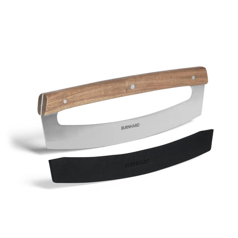 Das Burnhard Pizza-Wiegemesser [35,5 cm], ein gebogener Pizzaschneider aus rostfreiem Stahl mit Holzgriff und "Burnhard"-Schriftzug, wird neben der passenden schwarzen Klingenabdeckung gezeigt.