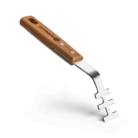 Der Burnhard Grillrostheber [26 cm] verfügt über einen Holzgriff mit Logo und Aufhängeloch sowie eine gekerbte Klinge aus Edelstahl. Dieses Burnhard-Werkzeug ist ideales Grillzubehör und wird vor einem weißen Hintergrund gezeigt.