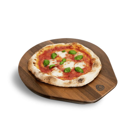 Eine Margherita-Pizza mit geschmolzenem Käse und Basilikumblättern liegt auf einem runden Burnhard Pizzabrett [34 cm] von Burnhard, isoliert auf weißem Hintergrund.