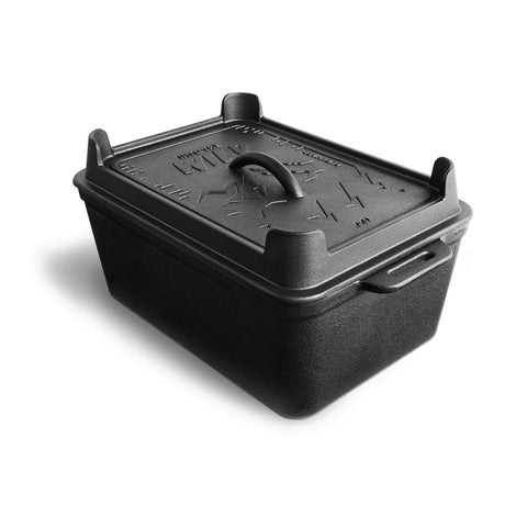 Die Burnhard Gusseisen Kastenform mit Deckel [6,5 L] ist ein rechteckiger schwarzer gusseiserner Dutch Oven mit vier erhabenen Griffen und einem stabilen Deckel, der sich perfekt zum Brotbacken und für den Außenbereich eignet. Der Deckel hat einen Griff und ein erhabenes Design, das auf weißem Hintergrund abgebildet ist.