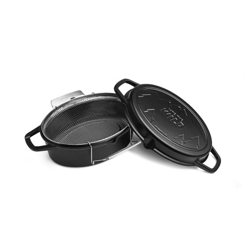 Der Burnhard Gusseisenbräter mit Frittierkorb von Burnhard ist in schwarz mit Anti-Haft-Emaillierung auf weißem Grund abgebildet. Der Deckel ist leicht gekippt und gibt den Blick auf den Edelstahl-Gitterkorb im Inneren frei.