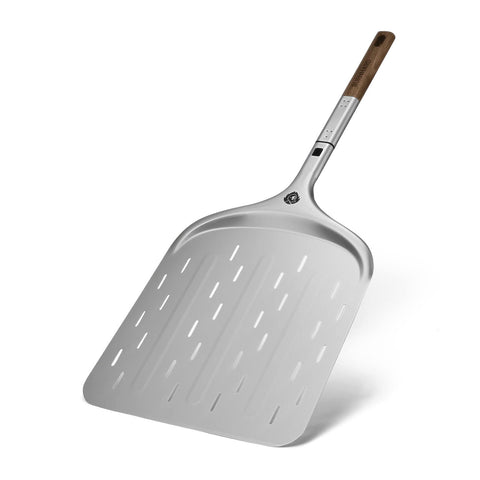 Der Burnhard Pizzaschieber [29 cm] ist eine große, rechteckige, silberne Pizzaschaufel mit einem langen Holzgriff und länglichen Lüftungsschlitzen, die das schlichte, moderne Design von Burnhard auf weißem Hintergrund präsentiert.