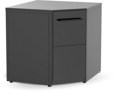 Ein moderner schwarzer Aktenschrank mit zwei Schubladen und einem Griff an der oberen Schublade steht auf einem weißen Hintergrund. Sein eckiges, eckenfreundliches Design ergänzt das Cozze Elements Outdoor-Küche Eckmodul mit Tischplatte von Cozze.