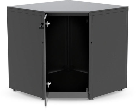 Das Cozze Elements Outdoor-Küche Eckmodul mit Tischplatte von Cozze ist ein schwarzer, fünfeckiger Eckschrank mit verstellbaren Füßen und einer teilweise offenen Tür - ideal für die Einrichtung Ihrer Outdoor-Küche.