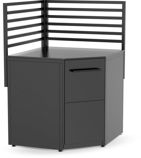 Das Cozze Elements Outdoor-Küche Eckmodul mit Tischplatte von Cozze ist ein stilvoller schwarzer Eckschreibtisch mit Sichtschutzlatte, einer Schublade und einem Schrank - ideal für kompakte Räume und so robust wie eine Edelstahl-Tischplatte.
