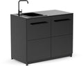 Die Cozze Elements Outdoor-Küche Spülmodul mit Tischplatte [110 cm] ist eine moderne schwarze Küchenzeile mit zwei Türen, zwei Schubladen, einer quadratischen Spüle, Edelstahl-Tischplatte und linksseitigem schwarzem Wasserhahn - ideal für stilvolles Kochen im Freien.