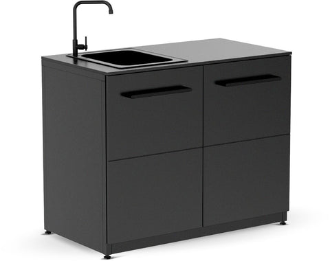 Die Cozze Elements Outdoor-Küche Spülmodul mit Tischplatte [110 cm] ist eine moderne schwarze Küchenzeile mit zwei Türen, zwei Schubladen, einer quadratischen Spüle, Edelstahl-Tischplatte und linksseitigem schwarzem Wasserhahn - ideal für stilvolles Kochen im Freien.