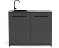 Die Cozze Elements Outdoor-Küche Spülmodul mit Tischplatte [110 cm] von Cozze ist eine moderne schwarze Küchenzeile mit vier Türen, eingebauter Spüle, geschwungenem Wasserhahn auf der linken Seite und einer stilvollen Edelstahl-Tischplatte vor weißem Hintergrund.