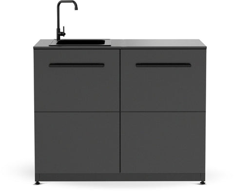 Die Cozze Elements Outdoor-Küche Spülmodul mit Tischplatte [110 cm] von Cozze ist eine moderne schwarze Küchenzeile mit vier Türen, eingebauter Spüle, geschwungenem Wasserhahn auf der linken Seite und einer stilvollen Edelstahl-Tischplatte vor weißem Hintergrund.
