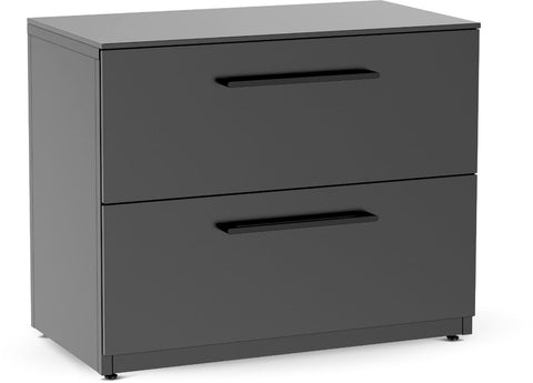 Das Cozze Elements Outdoor-Küche Schubladenmodul mit Tischplatte [110 cm] von Cozze bietet organisierten Stauraum in einem eleganten schwarzen Design mit zwei Schubladen und modernen Griffen, die auf kleinen Beinen vor einem weißen Hintergrund stehen.