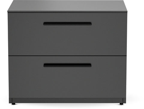 Das Cozze Elements Outdoor-Küche Schubladenmodul mit Tischplatte [110 cm] von Cozze ist ein schwarzer Schrank mit zwei Schubladen und flachen, rechteckigen Griffen, der von vorne auf weißem Hintergrund gezeigt wird.