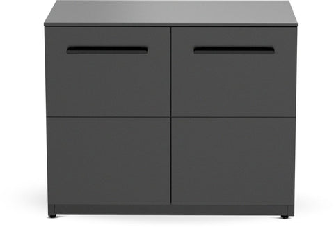 Das Cozze Elements Outdoor-Küche Türmodul mit Tischplatte [110 cm] ist ein moderner, schwarzer Schrank mit zwei Schubladen, zwei Türen, eleganten Griffmulden und einer Edelstahl-Tischplatte für stilvolle, modulare Aufbewahrung.