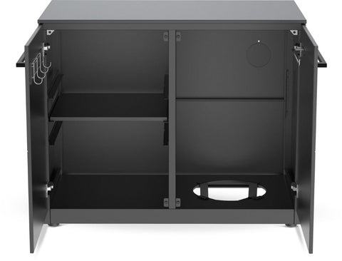 Die Cozze Elements Outdoor-Küche Türmodul mit Tischplatte [110 cm] von Cozze verfügt über modulare Einlegeböden auf der linken Seite, Haken in der linken Tür, einen Ausschnitt unten rechts und eine runde Öffnung auf der Rückseite für Sanitäranlagen - die Türen sind offen dargestellt.