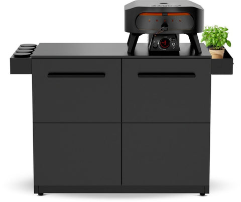 Die Cozze Elements Outdoor-Küche Türmodul mit Tischplatte [110 cm] verfügt über einen modernen Pizzaofen, eine modulare Ablage, eine Basilikumpflanze auf der rechten Ablage, Becherhalter auf der linken Seite und eine elegante Tischplatte aus Edelstahl.