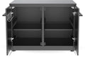Die Cozze Elements Outdoor-Küche Türmodul niedrig mit Tischplatte [90 cm] ist ein schwarzer Metallschrank mit zwei offenen Türen, vier Fächern, zwei Einlegeböden, modularem Design, Haken an der linken Tür, seitlichen Griffen und einer robusten Tischplatte aus Edelstahl.