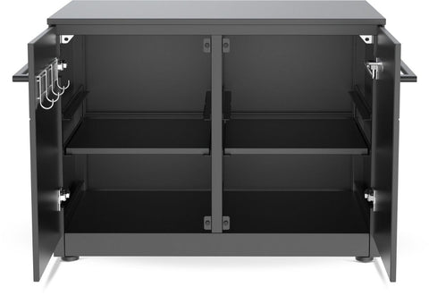 Die Cozze Elements Outdoor-Küche Türmodul niedrig mit Tischplatte [90 cm] ist ein schwarzer Metallschrank mit zwei offenen Türen, vier Fächern, zwei Einlegeböden, modularem Design, Haken an der linken Tür, seitlichen Griffen und einer robusten Tischplatte aus Edelstahl.