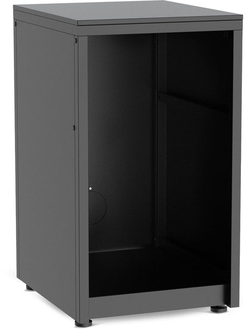 Das Cozze Elements Outdoor-Küche Kühlschrank-Einbaumodul mit Tischplatte [52 cm] ist ein schwarzer Metallschrank ohne Tür, mit offener Vorderseite und einem kleinen runden Ausschnitt auf der Innenseite der Rückwand.