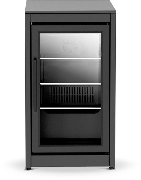 Der Cozze Elements Outdoor-Küche Kühlschrank-Einbaumodul mit Tischplatte (52 cm) ist ein schwarzer Minikühlschrank mit Glasfront, zwei Innenablagen, einem vertikalen Griff an der linken Seite und vier Füßen - ideal für Ihre Cozze Outdoor-Küche.