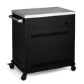 Der Burnhard Beistellwagen (Black Edition) von Burnhard verfügt über eine silberne Arbeitsplatte, einen seitlichen Griff, Belüftungsschlitze und vier Lenkrollen – ideal für Mobilität und Aufbewahrung in Ihrem Außenkochbereich.
