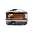 Ein moderner, kompakter Outdoor-Pizzaofen in weiß-schwarzem Design. Die Ofentür ist leicht geöffnet und lässt die Flammen im Inneren sichtbar erscheinen. Die Digitalanzeige im unteren Bereich zeigt „450“. Der Markenname „Gozney“ und sein Logo sind auf der Vorderseite sichtbar. Genießen Sie Pizza in Restaurantqualität mit diesem innovativen Gozney Arc Gas Pizzaofen.