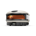 Der Gozney Arc XL Gas Pizzaofen ist ein kompakter Outdoor-Pizzaofen mit beige-schwarzer Lackierung. Mit einer digitalen Temperaturanzeige von 450 °F und einer durch die Glasfront sichtbaren Flamme bietet dieser Kompaktofen Platz für 16-Zoll-Pizzen. Der Markenname „Gozney“ ist deutlich auf der unteren Frontplatte zu sehen.