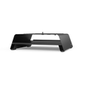 Ein schwarzer, moderner und minimalistischer Gozney ARC + ARC XL Booster mit einer erhöhten Plattform zur Verbesserung der Ergonomie. Der Ständer verfügt über eine breite Basis für Stabilität und eine offene Vorder- und Rückseite zur Belüftung, damit Laptops während der Verwendung kühl bleiben – perfekt für Pizzaliebhaber, die wie Gozney-Fans Multitasking betreiben.