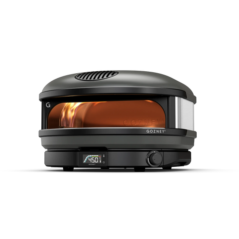 Ein eleganter, schwarzer Gozney Arc XL Black Gas-Pizzaofen (Limited Edition) mit einer digitalen Temperaturanzeige von 450 °F. Der Ofen hat ein modernes, abgerundetes Design und ein sichtbares Inneres, in dem eine Flamme zu sehen ist, die anzeigt, dass der Ofen in Betrieb ist. Der Markenname „Gozney“ ist auf der Vorderseite sichtbar.