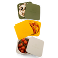 Abgebildet sind drei quadratische Behälter, die mit frischen Produkten gefüllt sind. Der obere grüne Behälter enthält geschnittene Champignons, der mittlere gelbe Behälter hat geschnittene rote und gelbe Paprika und der untere graue Behälter, der sich ideal als vielseitiges Babadoh Silikon Pizzateig- und Zutatenbehälter 6er-Set eignet, enthält Kirschtomaten.