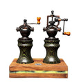 Das Camo Maser Bundle Pfeffermühle & Salzmühle von Jungo Design besteht aus Mühlen im Vintage-Stil mit Holzgriffen auf einem Holzsockel und weist ein ausgeprägtes und kompliziertes Design für einen antiken Look auf.