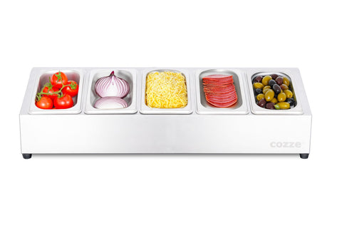 Die Cozze Pizza Topping Station Edelstahl von Cozze verfügt über fünf Fächer, die mit Kirschtomaten, geschnittenen roten Zwiebeln, geriebenem Käse, geschnittener Peperoni und gemischten Oliven gefüllt sind.