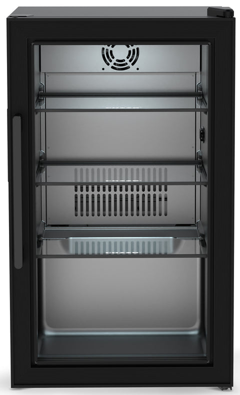 Ein geschlossener Cozze Elements Kühlschrank [63 L], elektrisch 230 V - CH-Stecker von Cozze zeigt eine schwarze Glasfront, drei leere Metallböden, ein internes oberes Gebläse, eine hintere Belüftung und sein sauberes, gut beleuchtetes Inneres.