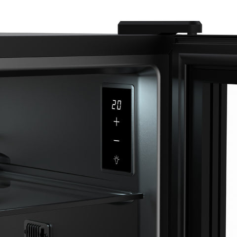 Nahaufnahme des Cozze Elements Kühlschrank [63 L], elektrisch 230 V - CH-Stecker von Cozze, mit digitalem Bedienfeld mit einer "20"-Temperaturanzeige und Tasten für Temperatur und Licht in der leicht geöffneten Tür.