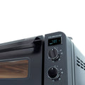 Nahaufnahme des KYS Vero 500 Pro Elektro Pizzaofens von KYS, mit Digitalanzeige bei 70°C, zwei Bedienknöpfen, einem Teil der Ofentür und einer seitlichen Lüftungsblende - ideal für neapolitanische Pizza.