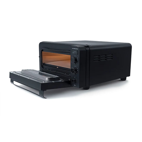 Der KYS Vero 500 Pro Elektro Pizzaofen von KYS ist in Schwarz mit geöffneter Tür abgebildet, die den Blick auf den Innenraum und das Backblech freigibt. Auf der rechten Seite befinden sich Bedienknöpfe und eine Digitalanzeige - ideal zum Backen von neapolitanischer Pizza bei bis zu 500 °C.