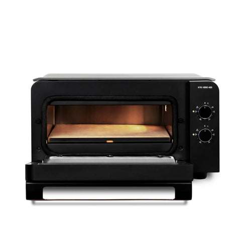 Der KYS Vero 450 Elektro Pizzaofen von KYS ist ein schwarzer, kompakter Aufsatzofen mit einer offenen Fronttür, die den Blick auf den leeren Innenraum, das Backblech und die beiden Drehregler auf der rechten Seite freigibt.
