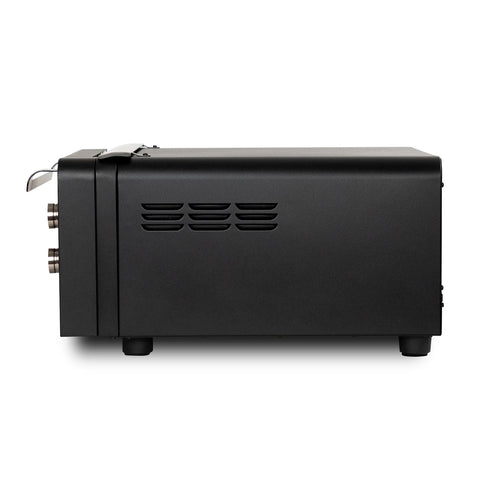 Die Seitenansicht des KYS Vero 450 Elektro Pizzaofen von KYS zeigt die schwarze Lackierung, die Lüftungsschlitze, die zwei Bedienknöpfe, den Griff und die vier kurzen Beine.