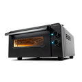 Der KYS Vero 450 Elektro Pizzaofen von KYS in Schwarz mit Glasfront, zwei Bedienknöpfen, Kontrollleuchten und seitlicher Belüftung ist die perfekte Ergänzung für jede Küche.