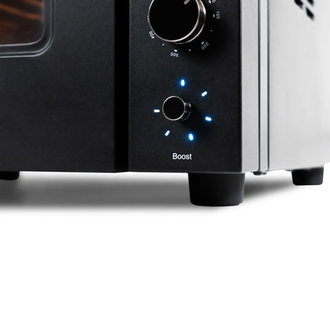 Nahaufnahme des KYS Vero 500 Pro Elektro Pizzaofen von KYS, mit Edelstahldesign, schwarzen Bedienknöpfen mit blauen Kontrollleuchten und "Boost"-Etikett, ideal zum Backen von neapolitanischer Pizza. Das Gerät steht auf schwarzen Füßen.