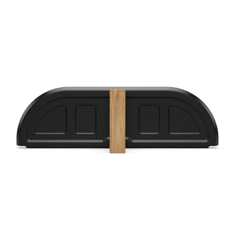 Eine schwarze, glatte, abgerundete, rechteckige Gozney Pizzaofentür für Dome XL (Gen 2) steht aufrecht mit einem zentralen Holzbrett und eingerückten Paneelen, die ihr schlichtes Design vor einem schlichten weißen Hintergrund zur Geltung bringen.